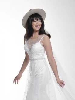 Poirier HT-300-Sand Hoed -Poirier Trouwjurk poirier ht 300 sand hat 3