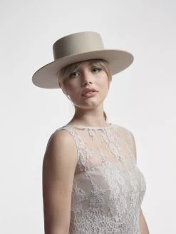 Poirier HT-310-Sand Hoed -Poirier Trouwjurk poirier ht 310 sand hat 3